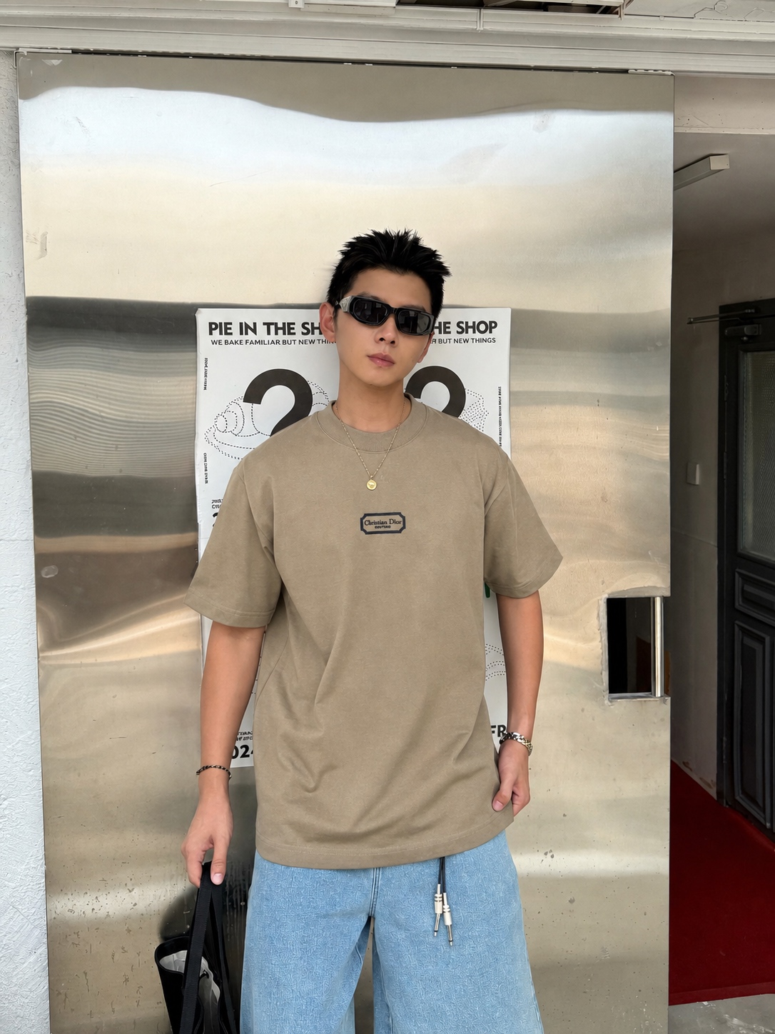 weigou_182550_6_e43084809c P75 dio~迪奥cd胸前刺绣 《区别通货面料》双纱纯棉 短袖tee 上身十分舒适,男女同款半袖,落肩宽松版型 颜色: 黑色 白色 咖啡色 尺码:S(90-130斤) M(125-150斤) L(135-165斤) XL(160-190斤) XXL(185-220斤)