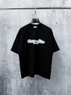 P70 【DIOR】迪奥 26ss字母logoT恤短袖男女同款！ 重磅克重260g纯棉双纱面料 螺纹定织定染通肩拉条工艺增加衣物清洗寿命 触感舒适 品质上乘 全套辅料定制 三标齐全 上身超赞.宽松os版型 男女同款 各种身材都可轻松驾驭，值得入手的一件精品 认准版本。 尺码：XS-L