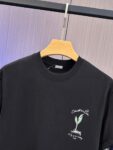P65 DIOR迪奥 刺绣款 2026春夏经典圆领短袖T恤采用280克双纱精棉，衣服偏厚使整体高透气和柔软性，高版本，三标齐全！男女同款 颜色：白色 黑色 灰色 杏色 -尺码：S M L XL