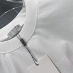 P75 dio～迪奥cd胸前刺绣 《区别通货面料》双纱纯棉 短袖tee 上身十分舒适，男女同款半袖，落肩宽松版型 颜色: 黑色 白色 咖啡色 尺码：S（90-130斤） M（125-150斤） L（135-165斤） XL（160-190斤） XXL（185-220斤）