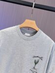 P65 DIOR迪奥 刺绣款 2026春夏经典圆领短袖T恤采用280克双纱精棉，衣服偏厚使整体高透气和柔软性，高版本，三标齐全！男女同款 颜色：白色 黑色 灰色 杏色 -尺码：S M L XL