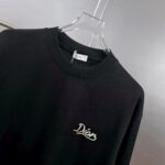 P75 dio～ 迪奥字母签名刺绣，官方同款 《区别通货面料》 双纱纯棉，紧密纱线短袖tee上身十分舒适，男女同款半袖，落肩宽松版型 颜色: 黑色 白色 咖啡色 尺码：S（90-130斤） M（125-150斤） L（135-165斤） XL（160-190斤） XXL（185-220斤）