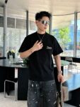 P75 dio～ 迪奥字母签名刺绣，官方同款 《区别通货面料》 双纱纯棉，紧密纱线短袖tee上身十分舒适，男女同款半袖，落肩宽松版型 颜色: 黑色 白色 咖啡色 尺码：S（90-130斤） M（125-150斤） L（135-165斤） XL（160-190斤） XXL（185-220斤）