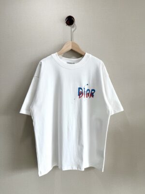 P70 款号TM1049 Dior迪奥手绘满印涂鸦印花圆领短袖 面料：280克32支双纱纯棉面料 工艺：重工精梳棉 螺纹同缸同色 整体不会有色差 当下热度爆款 男女情侣款 定制原版一致辅料 三标齐全 os宽松版型 最大可穿到200斤左右 颜色：白色 黑色 尺码：S M L XL