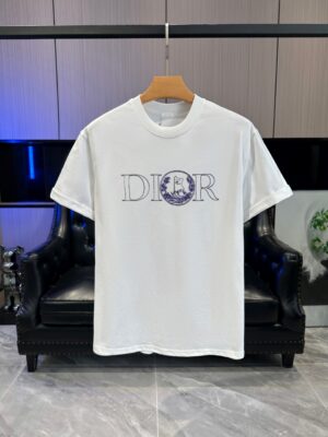P65 DIOR迪奥 刺绣款 2026春夏经典圆领短袖T恤采用280克双纱精棉，衣服偏厚使整体高透气和柔软性，高版本，三标齐全！男女同款 颜色：白色 黑色 灰色 杏色 -尺码：S M L XL