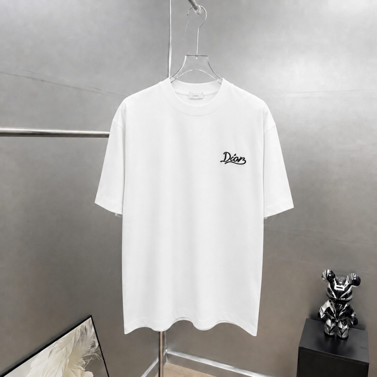 P75 dio～ 迪奥字母签名刺绣，官方同款 《区别通货面料》 双纱纯棉，紧密纱线短袖tee上身十分舒适，男女同款半袖，落肩宽松版型 颜色: 黑色 白色 咖啡色 尺码：S（90-130斤） M（125-150斤） L（135-165斤） XL（160-190斤） XXL（185-220斤）