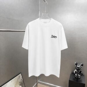 P75 dio～ 迪奥字母签名刺绣，官方同款 《区别通货面料》 双纱纯棉，紧密纱线短袖tee上身十分舒适，男女同款半袖，落肩宽松版型 颜色: 黑色 白色 咖啡色 尺码：S（90-130斤） M（125-150斤） L（135-165斤） XL（160-190斤） XXL（185-220斤）