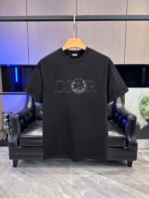 P65 DIOR迪奥 刺绣款 2026春夏经典圆领短袖T恤采用280克双纱精棉，衣服偏厚使整体高透气和柔软性，高版本，三标齐全！男女同款 颜色：白色 黑色 灰色 杏色 -尺码：S M L XL