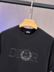 P65 DIOR迪奥 刺绣款 2026春夏经典圆领短袖T恤采用280克双纱精棉，衣服偏厚使整体高透气和柔软性，高版本，三标齐全！男女同款 颜色：白色 黑色 灰色 杏色 -尺码：S M L XL