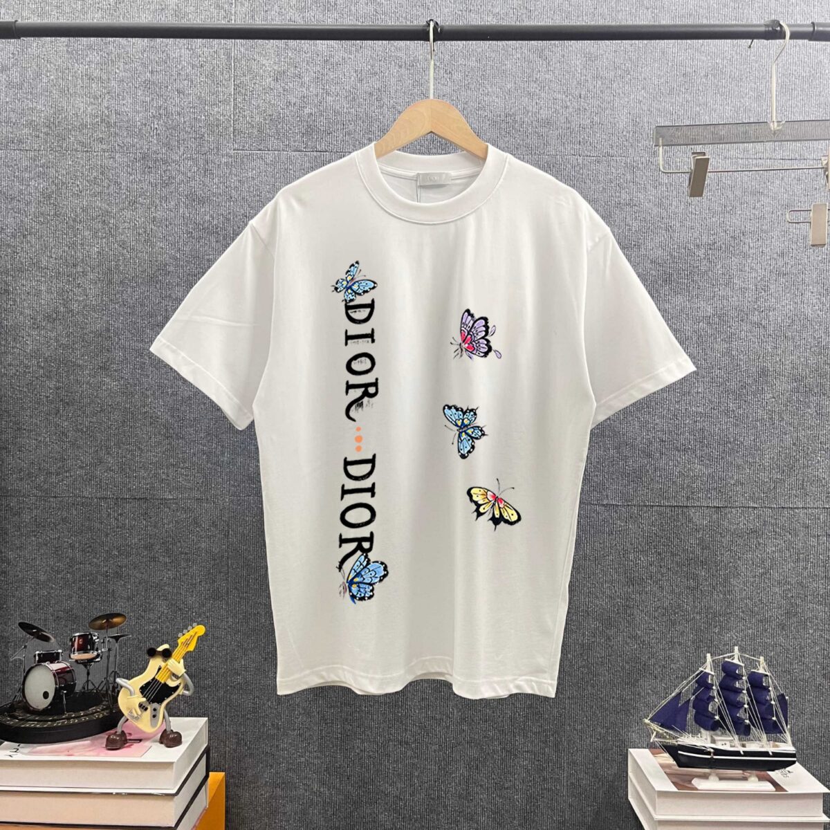P80 Dir* 迪*奥 2026春夏新款 彩蝶字母logo印花工艺 简约大方 双纱定制平纹纯棉面料 短袖T恤 男女同款 颜色：黑色 白色 酒红色 尺码： S （90-130斤） M （120-150斤） L （140-165斤） XL （160-180斤） XXL （180-210斤）