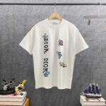 P80 Dir* 迪*奥 2026春夏新款 彩蝶字母logo印花工艺 简约大方 双纱定制平纹纯棉面料 短袖T恤 男女同款 颜色：黑色 白色 酒红色 尺码： S （90-130斤） M （120-150斤） L （140-165斤） XL （160-180斤） XXL （180-210斤）