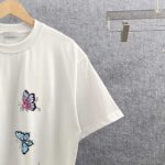 P80 Dir* 迪*奥 2026春夏新款 彩蝶字母logo印花工艺 简约大方 双纱定制平纹纯棉面料 短袖T恤 男女同款 颜色：黑色 白色 酒红色 尺码： S （90-130斤） M （120-150斤） L （140-165斤） XL （160-180斤） XXL （180-210斤）