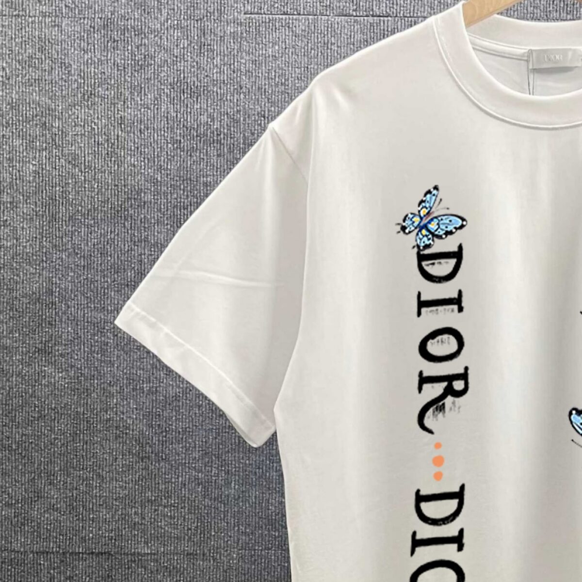 P80 Dir* 迪*奥 2026春夏新款 彩蝶字母logo印花工艺 简约大方 双纱定制平纹纯棉面料 短袖T恤 男女同款 颜色：黑色 白色 酒红色 尺码： S （90-130斤） M （120-150斤） L （140-165斤） XL （160-180斤） XXL （180-210斤）