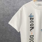 P80 Dir* 迪*奥 2026春夏新款 彩蝶字母logo印花工艺 简约大方 双纱定制平纹纯棉面料 短袖T恤 男女同款 颜色：黑色 白色 酒红色 尺码： S （90-130斤） M （120-150斤） L （140-165斤） XL （160-180斤） XXL （180-210斤）