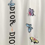 P80 Dir* 迪*奥 2026春夏新款 彩蝶字母logo印花工艺 简约大方 双纱定制平纹纯棉面料 短袖T恤 男女同款 颜色：黑色 白色 酒红色 尺码： S （90-130斤） M （120-150斤） L （140-165斤） XL （160-180斤） XXL （180-210斤）