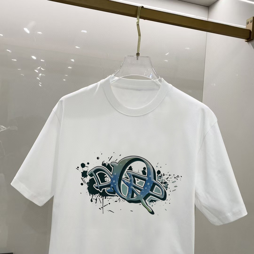 P70 迪奥 2026早春新款首发专柜最新款短袖圆领T恤 高端订制 设计前卫时尚！高端定制高支长绒棉面料.穿着舒适.专柜级别精致车线.做工精细.上身效果无敌帅气！型男必备单品！ 码数： S M L XL XXL 胸围：50 52 55 58 61 衣长：69 71 73 75 77 肩宽：48 50 53 56 58 袖长：22 23 24 尺寸由于手工测量，存在1-3CM左右的偏差
