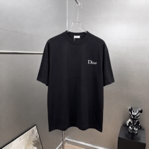 P75 dio～ 迪奥字母签名刺绣，官方同款 《区别通货面料》 双纱纯棉，紧密纱线短袖tee上身十分舒适，男女同款半袖，落肩宽松版型 颜色: 黑色 白色 咖啡色 尺码：S（90-130斤） M（125-150斤） L（135-165斤） XL（160-190斤） XXL（185-220斤）