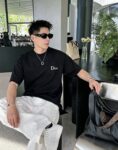 weigou_182848_8_1d5db0585b P75 dio~ 迪奥字母签名刺绣,官方同款 《区别通货面料》 双纱纯棉,紧密纱线短袖tee上身十分舒适,男女同款半袖,落肩宽松版型 颜色: 黑色 白色 咖啡色 尺码:S(90-130斤) M(125-150斤) L(135-165斤) XL(160-190斤) XXL(185-220斤)