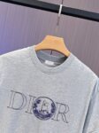 P65 DIOR迪奥 刺绣款 2026春夏经典圆领短袖T恤采用280克双纱精棉，衣服偏厚使整体高透气和柔软性，高版本，三标齐全！男女同款 颜色：白色 黑色 灰色 杏色 -尺码：S M L XL