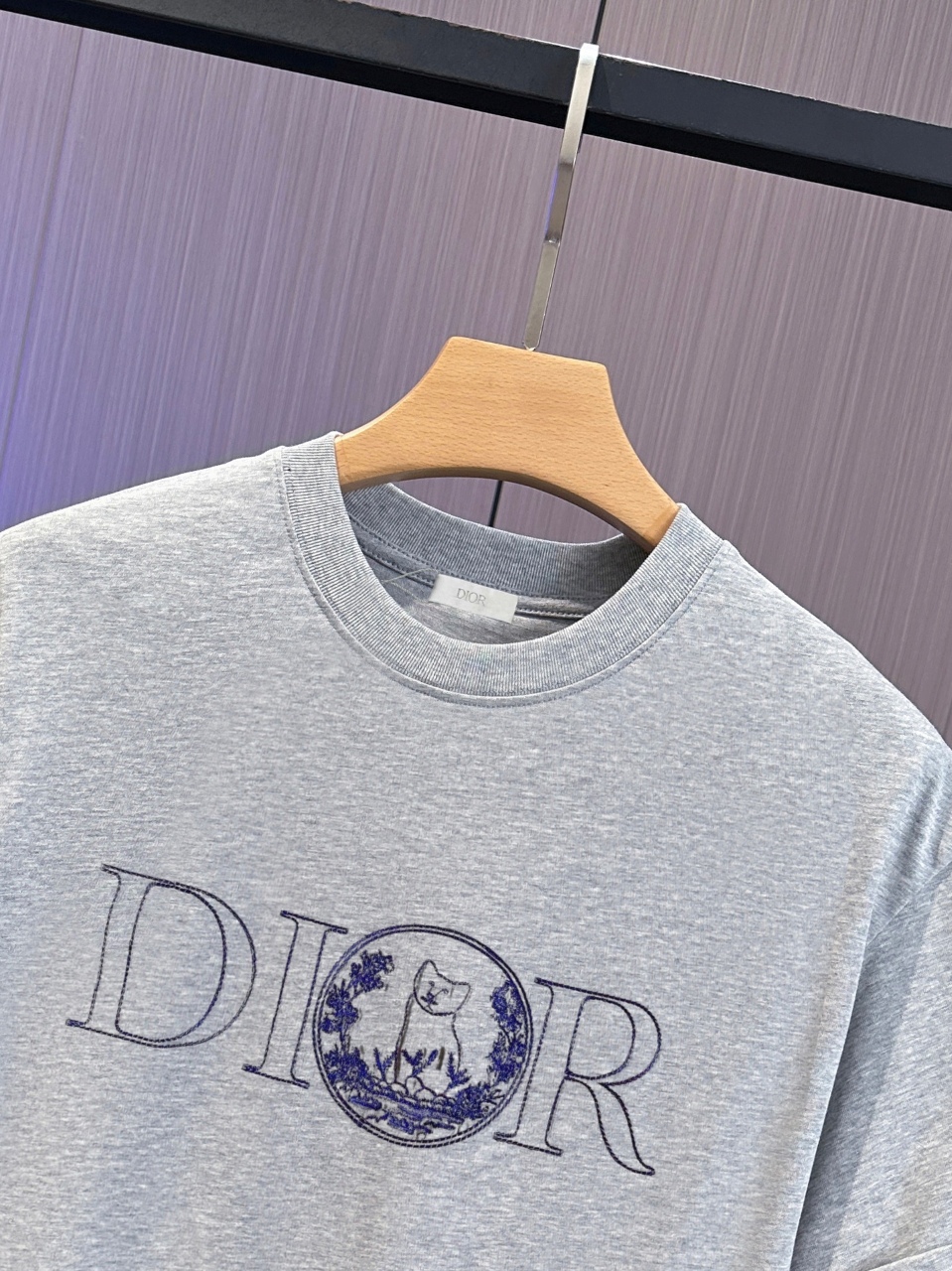 P65 DIOR迪奥 刺绣款 2026春夏经典圆领短袖T恤采用280克双纱精棉，衣服偏厚使整体高透气和柔软性，高版本，三标齐全！男女同款 颜色：白色 黑色 灰色 杏色 -尺码：S M L XL