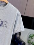 P65 DIOR迪奥 刺绣款 2026春夏经典圆领短袖T恤采用280克双纱精棉，衣服偏厚使整体高透气和柔软性，高版本，三标齐全！男女同款 颜色：白色 黑色 灰色 杏色 -尺码：S M L XL