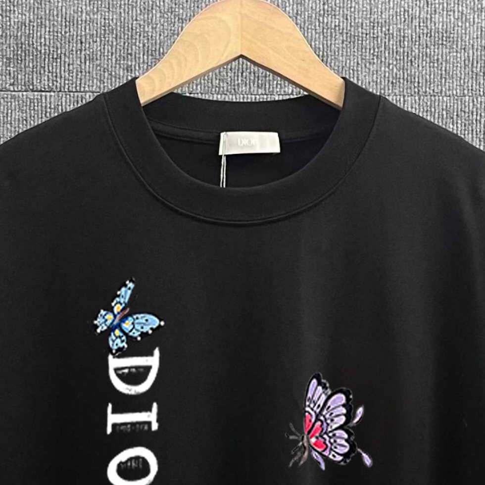 P80 Dir* 迪*奥 2026春夏新款 彩蝶字母logo印花工艺 简约大方 双纱定制平纹纯棉面料 短袖T恤 男女同款 颜色：黑色 白色 酒红色 尺码： S （90-130斤） M （120-150斤） L （140-165斤） XL （160-180斤） XXL （180-210斤）