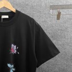 P80 Dir* 迪*奥 2026春夏新款 彩蝶字母logo印花工艺 简约大方 双纱定制平纹纯棉面料 短袖T恤 男女同款 颜色：黑色 白色 酒红色 尺码： S （90-130斤） M （120-150斤） L （140-165斤） XL （160-180斤） XXL （180-210斤）