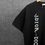 P80 Dir* 迪*奥 2026春夏新款 彩蝶字母logo印花工艺 简约大方 双纱定制平纹纯棉面料 短袖T恤 男女同款 颜色：黑色 白色 酒红色 尺码： S （90-130斤） M （120-150斤） L （140-165斤） XL （160-180斤） XXL （180-210斤）