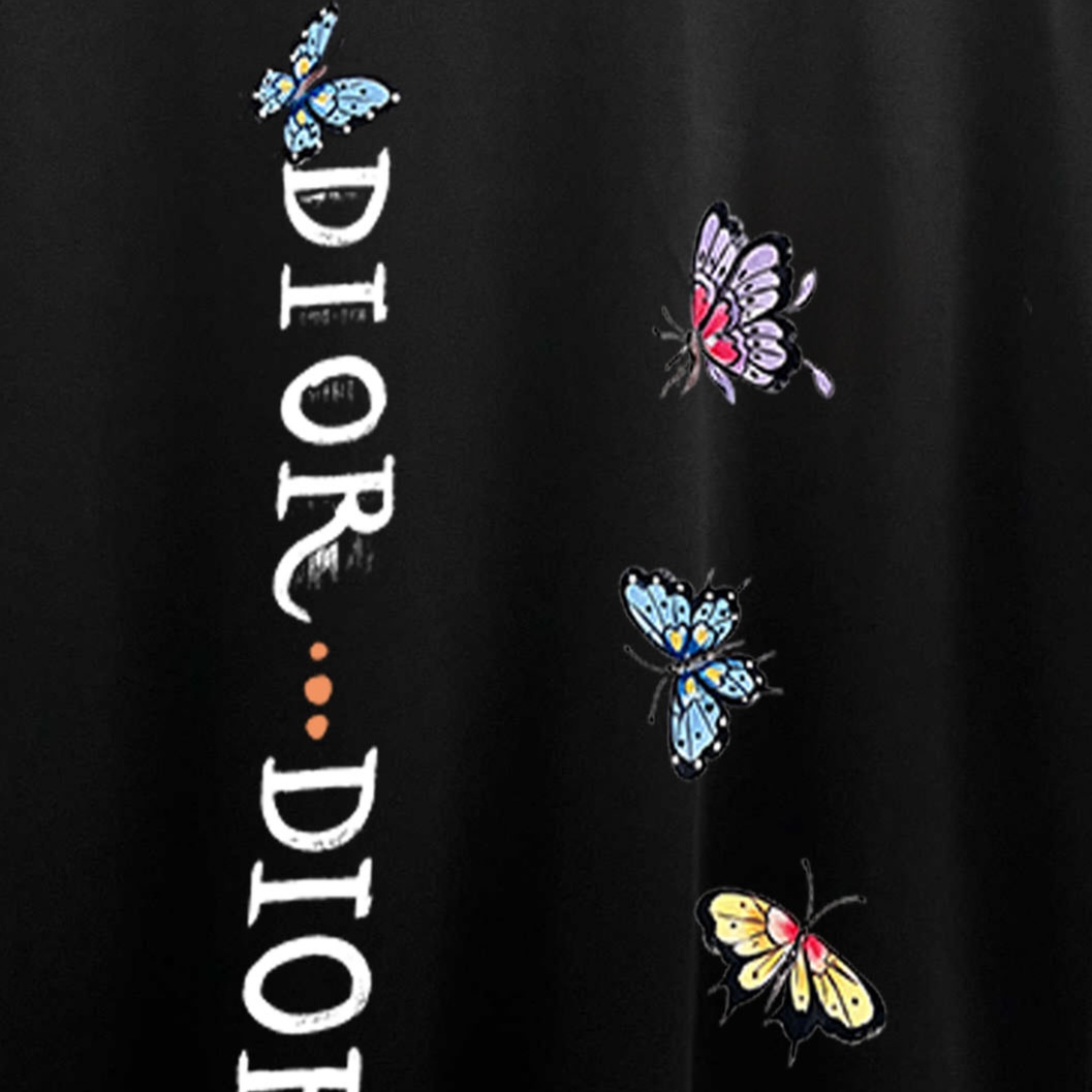 P80 Dir* 迪*奥 2026春夏新款 彩蝶字母logo印花工艺 简约大方 双纱定制平纹纯棉面料 短袖T恤 男女同款 颜色：黑色 白色 酒红色 尺码： S （90-130斤） M （120-150斤） L （140-165斤） XL （160-180斤） XXL （180-210斤）