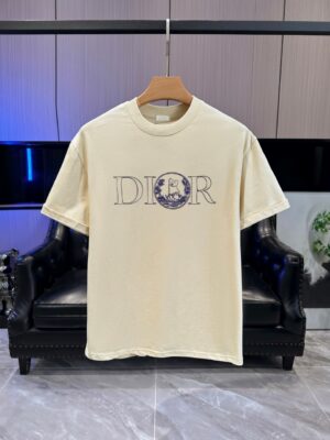 P65 DIOR迪奥 刺绣款 2026春夏经典圆领短袖T恤采用280克双纱精棉，衣服偏厚使整体高透气和柔软性，高版本，三标齐全！男女同款 颜色：白色 黑色 灰色 杏色 -尺码：S M L XL