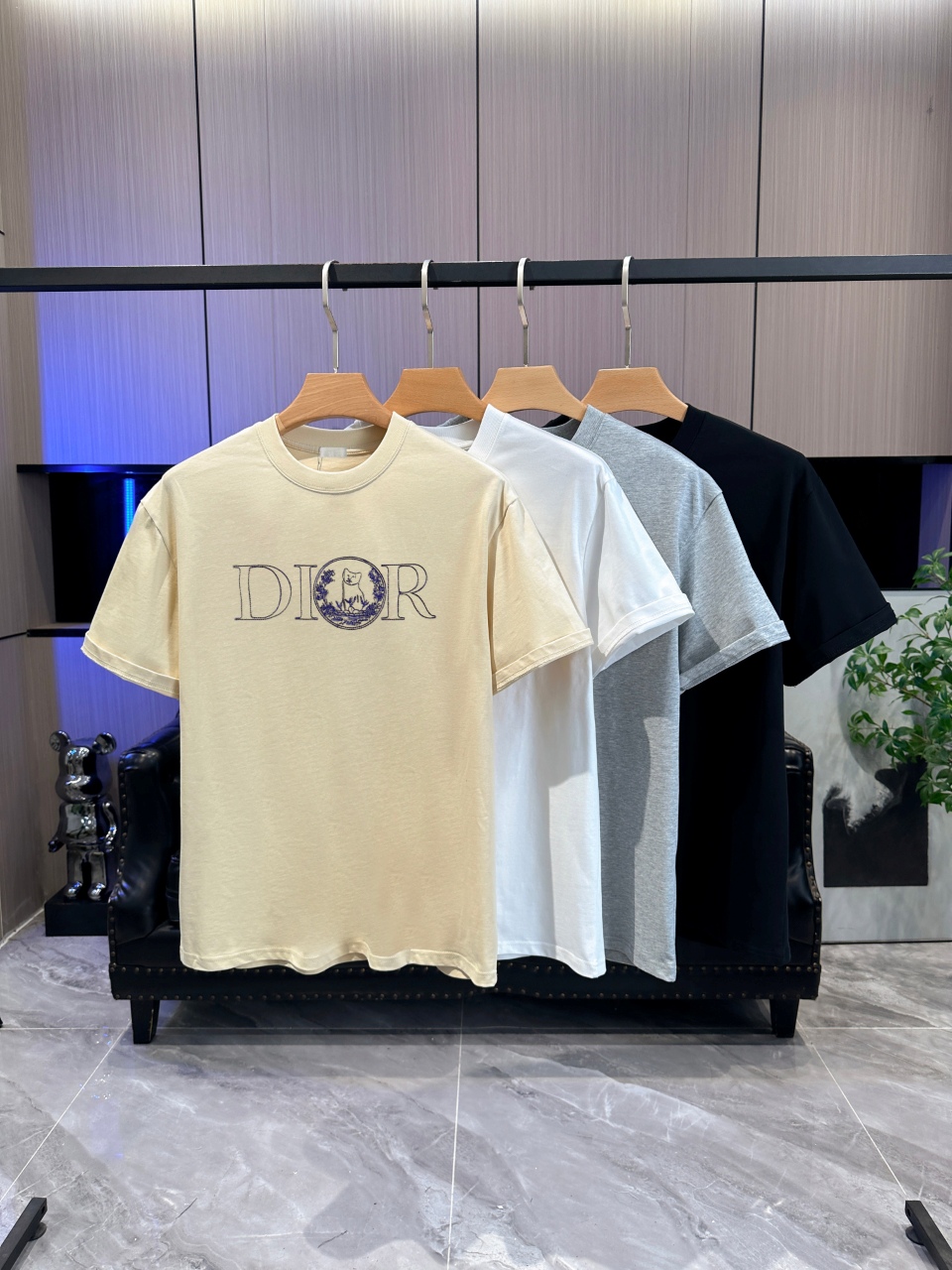 P65 DIOR迪奥 刺绣款 2026春夏经典圆领短袖T恤采用280克双纱精棉，衣服偏厚使整体高透气和柔软性，高版本，三标齐全！男女同款 颜色：白色 黑色 灰色 杏色 -尺码：S M L XL