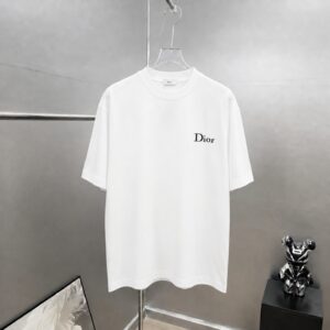 P75 dio～ 迪奥字母签名刺绣，官方同款 《区别通货面料》 双纱纯棉，紧密纱线短袖tee上身十分舒适，男女同款半袖，落肩宽松版型 颜色: 黑色 白色 咖啡色 尺码：S（90-130斤） M（125-150斤） L（135-165斤） XL（160-190斤） XXL（185-220斤）