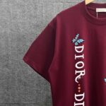 weigou_182994_3_df66582c1a P80 Dir* 迪*奥 2026春夏新款 彩蝶字母logo印花工艺 简约大方 双纱定制平纹纯棉面料 短袖T恤 男女同款 颜色:黑色 白色 酒红色 尺码: S (90-130斤) M (120-150斤) L (140-165斤) XL (160-180斤) XXL (180-210斤)
