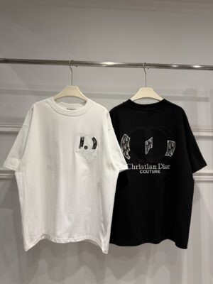 weigou_183049_0_b4b51ca771 P75 Dior迪奥26ss新品老花重工贴布绣短袖圆领T恤 以品牌标志性Monogram元素为灵感,将迪奥的经典美学与现代剪裁精妙融合。甄选高克重长绒棉面料,垂坠质感优越,触感柔润亲肤,久穿依旧挺括有型。 正面以老花织锦刺绣勾勒品牌标识,低调暗藏奢雅细节;后背则以大幅CD图腾与品牌字样,释放高级辨识度。宽松落肩版型兼容多元身形,男女同款适配情侣造型。无需刻意搭配,便能轻松演绎都市精英的松弛格调,是衣橱中永不过时的典藏级奢品。 尺码:S—XL 颜色:黑色 白色