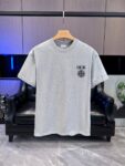 P65 DIOR迪奥 刺绣款 2026春夏经典圆领短袖T恤采用280克双纱精棉，衣服偏厚使整体高透气和柔软性，高版本，三标齐全！男女同款 颜色：白色 黑色 灰色 杏色 -尺码：S M L XL