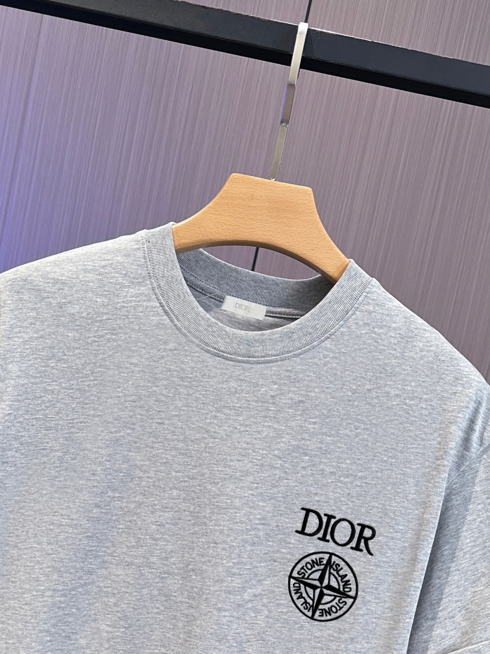 P65 DIOR迪奥 刺绣款 2026春夏经典圆领短袖T恤采用280克双纱精棉，衣服偏厚使整体高透气和柔软性，高版本，三标齐全！男女同款 颜色：白色 黑色 灰色 杏色 -尺码：S M L XL