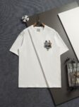 P80 迪奥 Dior密蜂皇冠徽章刺绣短袖T恤 采用100%精梳双股棉平纹针织面料织造，经预缩水洗工艺处理，布面平整光洁且抗缩率稳定，垂坠挺括兼具亲肤透气属性 廓形为Oversize落肩版型，圆领采用双针包边工艺，领口内置弹力罗纹，久洗不易变形。前中核心徽章图案采用多色立体盘绣工艺，以蓝、金、棕三色分层刺绣，通过长短针、打籽绣等针法塑造浮雕质感，将皇家纹章、骏马、鹰羽与品牌标志性蜜蜂元素精准呈现，绣线光泽度饱满且线迹密度均匀，边缘无跳线毛边 2026ss官方同步 高版本 高品质 时尚个性 百搭潮流 纯原品质 原版面料 吊牌 领标 水洗麦 三标齐全 颜色：白色 码数：S M L XL
