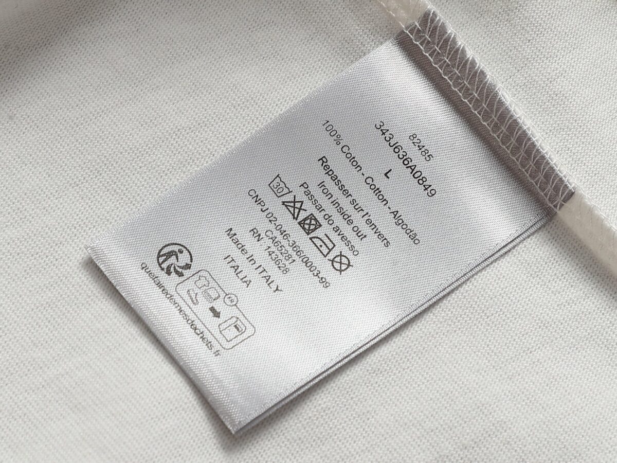 P80 迪奥 Dior密蜂皇冠徽章刺绣短袖T恤 采用100%精梳双股棉平纹针织面料织造，经预缩水洗工艺处理，布面平整光洁且抗缩率稳定，垂坠挺括兼具亲肤透气属性 廓形为Oversize落肩版型，圆领采用双针包边工艺，领口内置弹力罗纹，久洗不易变形。前中核心徽章图案采用多色立体盘绣工艺，以蓝、金、棕三色分层刺绣，通过长短针、打籽绣等针法塑造浮雕质感，将皇家纹章、骏马、鹰羽与品牌标志性蜜蜂元素精准呈现，绣线光泽度饱满且线迹密度均匀，边缘无跳线毛边 2026ss官方同步 高版本 高品质 时尚个性 百搭潮流 纯原品质 原版面料 吊牌 领标 水洗麦 三标齐全 颜色：白色 码数：S M L XL