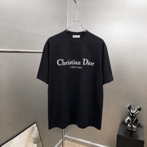P80 dio～ 迪奥爆裂厚板滴胶 官方同款 《区别通货面料》 7A抗菌短袖tee 上身十分舒适，男女同款半袖，落肩宽松版型 颜色: 黑色 白色 咖啡色 尺码：S（90-130斤） M（125-150斤） L（135-165斤） XL（160-190斤） XXL（185-220斤）