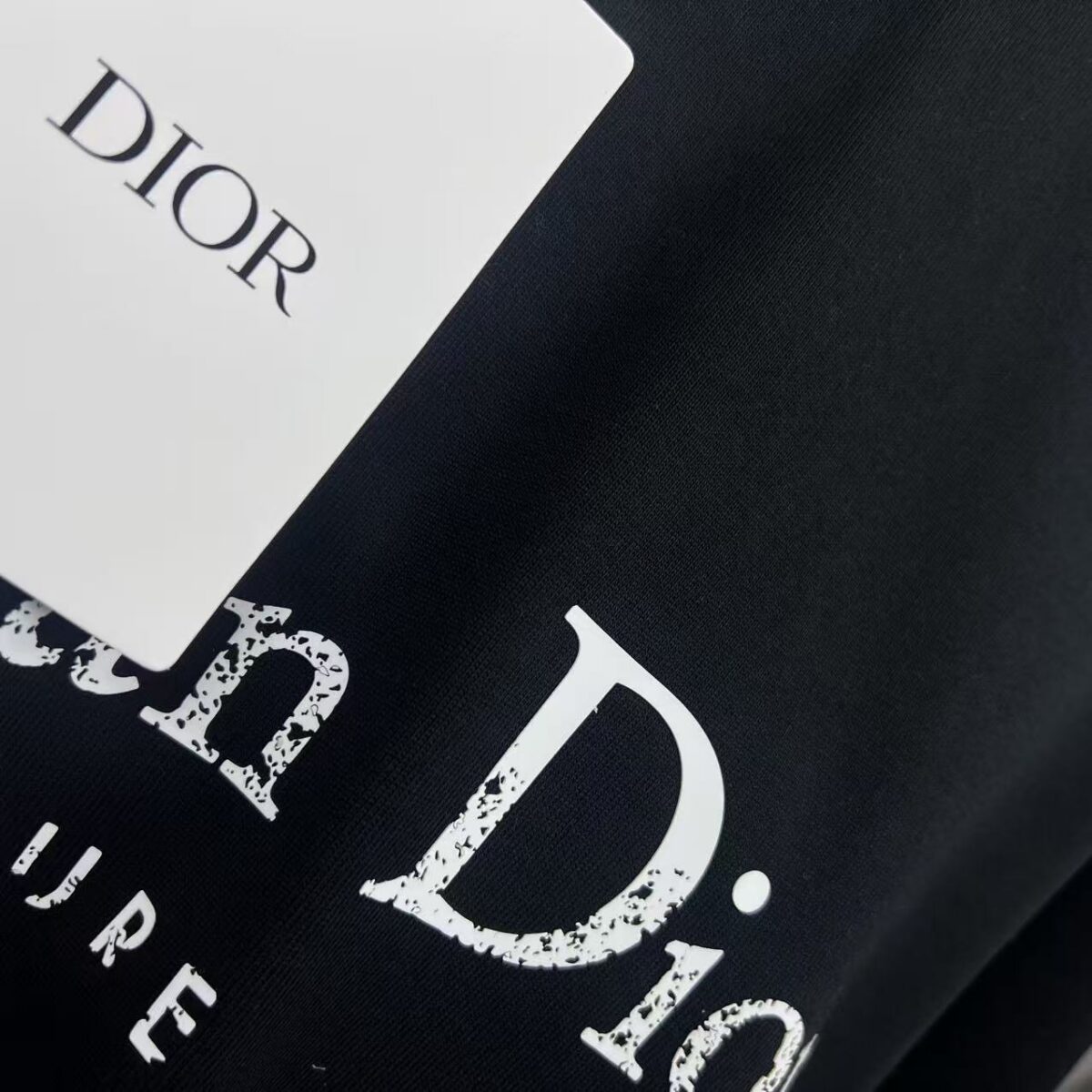 P80 dio～ 迪奥爆裂厚板滴胶 官方同款 《区别通货面料》 7A抗菌短袖tee 上身十分舒适，男女同款半袖，落肩宽松版型 颜色: 黑色 白色 咖啡色 尺码：S（90-130斤） M（125-150斤） L（135-165斤） XL（160-190斤） XXL（185-220斤）
