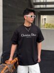 P80 dio～ 迪奥爆裂厚板滴胶 官方同款 《区别通货面料》 7A抗菌短袖tee 上身十分舒适，男女同款半袖，落肩宽松版型 颜色: 黑色 白色 咖啡色 尺码：S（90-130斤） M（125-150斤） L（135-165斤） XL（160-190斤） XXL（185-220斤）
