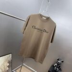 weigou_183213_2_bb3ab5bd69 P80 dio~ 迪奥爆裂厚板滴胶 官方同款 《区别通货面料》 7A抗菌短袖tee 上身十分舒适,男女同款半袖,落肩宽松版型 颜色: 黑色 白色 咖啡色 尺码:S(90-130斤) M(125-150斤) L(135-165斤) XL(160-190斤) XXL(185-220斤)