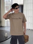 weigou_183213_6_d5184effbd P80 dio~ 迪奥爆裂厚板滴胶 官方同款 《区别通货面料》 7A抗菌短袖tee 上身十分舒适,男女同款半袖,落肩宽松版型 颜色: 黑色 白色 咖啡色 尺码:S(90-130斤) M(125-150斤) L(135-165斤) XL(160-190斤) XXL(185-220斤)