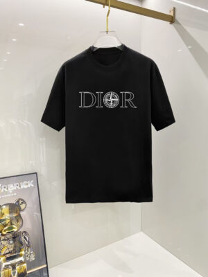P70 迪奥 2026早春新款首发专柜最新款短袖圆领T恤 高端订制 设计前卫时尚！高端定制高支长绒棉面料.穿着舒适.专柜级别精致车线.做工精细.上身效果无敌帅气！型男必备单品！ 码数： S M L XL XXL 胸围：50 52 55 58 61 衣长：69 71 73 75 77 肩宽：48 50 53 56 58 袖长：22 23 24 尺寸由于手工测量，存在1-3CM左右的偏差
