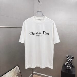 P80 dio～ 迪奥爆裂厚板滴胶 官方同款 《区别通货面料》 7A抗菌短袖tee 上身十分舒适，男女同款半袖，落肩宽松版型 颜色: 黑色 白色 咖啡色 尺码：S（90-130斤） M（125-150斤） L（135-165斤） XL（160-190斤） XXL（185-220斤）