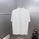 weigou_183282_1_53b98bd5ca P80 dio~ 迪奥爆裂厚板滴胶 官方同款 《区别通货面料》 7A抗菌短袖tee 上身十分舒适,男女同款半袖,落肩宽松版型 颜色: 黑色 白色 咖啡色 尺码:S(90-130斤) M(125-150斤) L(135-165斤) XL(160-190斤) XXL(185-220斤)