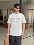 weigou_183282_6_430d173fb2 P80 dio~ 迪奥爆裂厚板滴胶 官方同款 《区别通货面料》 7A抗菌短袖tee 上身十分舒适,男女同款半袖,落肩宽松版型 颜色: 黑色 白色 咖啡色 尺码:S(90-130斤) M(125-150斤) L(135-165斤) XL(160-190斤) XXL(185-220斤)