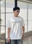 weigou_183282_7_ee3715f24f P80 dio~ 迪奥爆裂厚板滴胶 官方同款 《区别通货面料》 7A抗菌短袖tee 上身十分舒适,男女同款半袖,落肩宽松版型 颜色: 黑色 白色 咖啡色 尺码:S(90-130斤) M(125-150斤) L(135-165斤) XL(160-190斤) XXL(185-220斤)