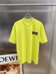 P80 Dio* 迪奥 2026春夏新款 经典字母立体烫钻工艺 简约大方 定制双纱平纹纯棉面料 短袖T恤 男女同款 尺码S M L XL XXL 五个码 黑色 白色 玫红 莹光绿