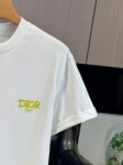 P65 DIOR迪奥 刺绣款 2026春夏经典圆领短袖T恤采用280克双纱精棉，衣服偏厚使整体高透气和柔软性，高版本，三标齐全！男女同款 颜色：白色 黑色 灰色 杏色 -尺码：S M L XL